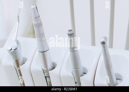 Primo piano di trapani dentistici dentisti in ufficio. Attrezzature mediche e stomatologia concetto. Studio Dentistico. Foto Stock