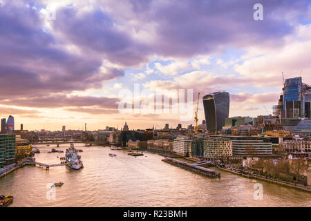 Vista panoramica sullo skyline di Londra. Paesaggio con la Shard e il municipio edificio nella luce del tramonto Foto Stock