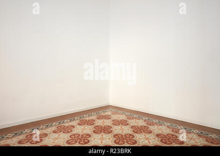 Stanza vuota angolo vuoto con pareti bianche e decorate con motivi floreali piano Foto Stock