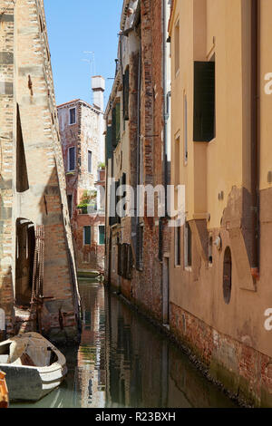 Venezia, vecchi edifici e nessuno nel canal, scena tranquilla in una soleggiata giornata estiva in Italia Foto Stock