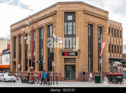 Hobart, Tasmania, Australia - 14 dicembre 2009: primo piano e la vista frontale di edificio storico, la National Australia Bank su un angolo di strada. Foto Stock