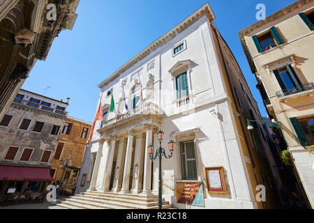 Venezia, Italia - 14 agosto 2017: Teatro La Fenice facciata di edificio, basso angolo di visione in una soleggiata giornata estiva, cielo blu chiaro a Venezia, Italia Foto Stock