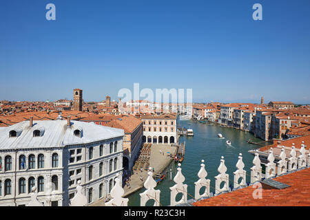 Venezia, Italia - 15 agosto 2017: vista sul canal grande dal Fondaco dei Tedeschi, Luxury department store in terrazza in una soleggiata giornata estiva Foto Stock