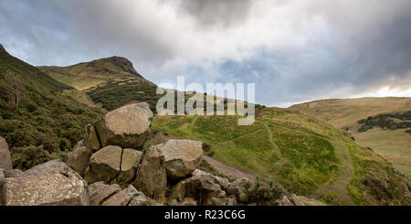 La montagna in miniatura di Arthur e il sedile si solleva da Holyrood Park a Edimburgo, Scozia. Foto Stock