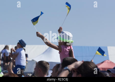 MAYSKE, Ucraina - 24 agosto 2018: gli spettatori con blu-giallo Ucraina bandiere, aprire il Festival in Ucraina Il Giorno Di Indipendenza 'Vilne Nebo 2018' / 'cielo libero Foto Stock