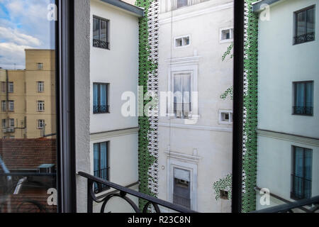 Dipinto di fogliame sul cortile interno pareti e riflessione nella finestra della camera dell'Hotel Totem in area Salamanca, Madrid, Spagna Foto Stock