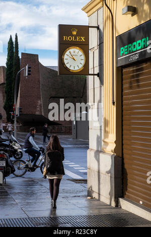 Orologio Rolex al di fuori del negozio jewellars all' angolo di Calle Serrano e Calle Goya nell'area Salamanca di Madrid, Spagna Foto Stock