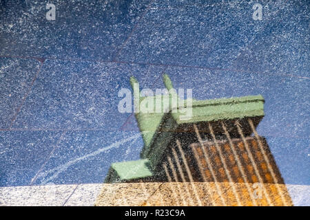 Riflesso in una pozzanghera dopo la pioggia, Columbus torri, Torres de Colón, il tappo, el enchufe, highrise ufficio edificio composto da torri gemelle a Foto Stock