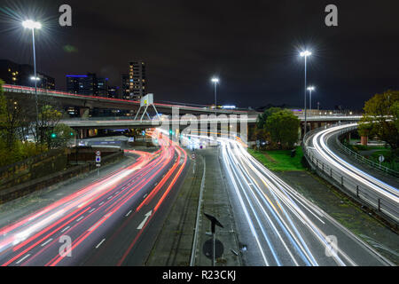 Glasgow, Scotland, Regno Unito - 6 Novembre 2018: Rush Hour il traffico lascia i percorsi della luce a Anderston interscambio, dove la M8 attraversa Argyle Street e t Foto Stock