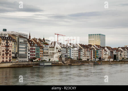 Case e moderna torre presso il fiume Reno a Basilea in Svizzera Foto Stock