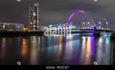 Glasgow, Scotland, Regno Unito - 6 Novembre 2018: il Clyde Arc Bridge è illuminata di notte per Finnieston sul fiume Clyde a Glasgow. Foto Stock