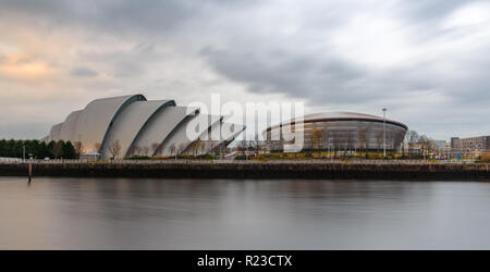 Glasgow, Scotland, Regno Unito - 6 Novembre 2018: colpo nubi attraverso la moderna architettura dell'Armadillo Auditorium e SSE Idro Arena sulle rive del t Foto Stock