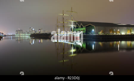 Glasgow, Scotland, Regno Unito - 5 Novembre 2018: il Clyde-costruito tall ship Glenlee è illuminata di notte al di fuori del Riverside Museum di trasporto nel Partick n Foto Stock