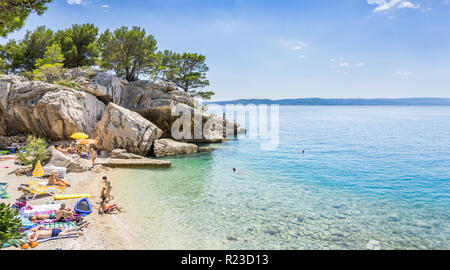 BRELA, Croazia - Luglio 20, 2018: turisti rilassarsi sulla meravigliosa spiaggia di Brela, bellissimo Mar Mediterraneo in Croazia Foto Stock