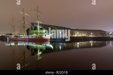 Glasgow, Scotland, Regno Unito - 5 Novembre 2018: il Clyde-costruito tall ship Glenlee è illuminata di notte al di fuori del Riverside Museum di trasporto nel Partick n Foto Stock