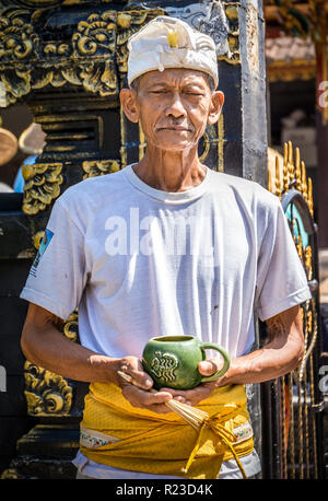 BALI, Indonesia - 25 Aprile 2018: Ritratto di un balinese senior l uomo davanti a casa sua, Indonesia Foto Stock