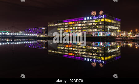 Glasgow, Scotland, Regno Unito - 4 Novembre 2018: i moderni uffici e studi di BBC Scozia a illuminata di notte e si riflette nelle acque del fiume Clyd Foto Stock