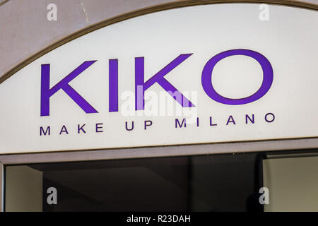 RAVENNA, Italia - 12 settembre 2018: la luce è illuminante KIKO MAKE UP  MILANO logo sulla vetrina Foto stock - Alamy