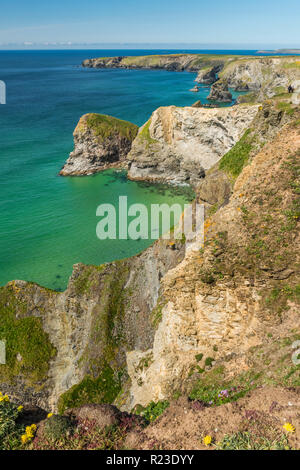 Il drammatico North Cornish Coast presso il Bedruthan Steps in Cornovaglia, Inghilterra Foto Stock