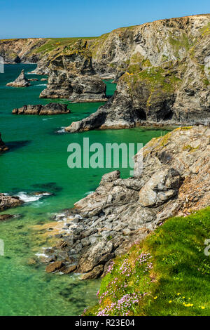 La spettacolare costa al Bedruthan Steps in North Cornwall, Inghilterra Foto Stock