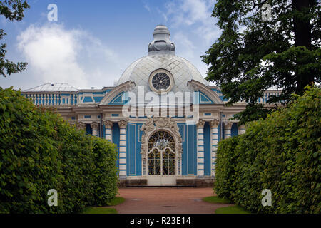 Pavilion 'grotta' sulla costa del big pond in Catherine park. Foto Stock