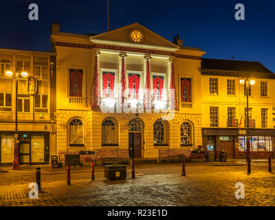 Ripon Town Hall illuminata ast crepuscolo in luogo di mercato a Ripon North Yorkshire, Inghilterra Foto Stock