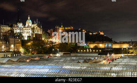 Edimburgo, Scozia, Regno Unito - 2 Novembre 2018: attrazioni fra cui il castello di Edimburgo, la Bank of Scotland e National Gallery of Scotland sono accese una Foto Stock