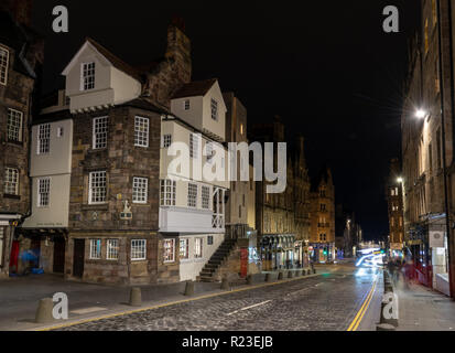 Edimburgo, Scozia, Regno Unito - 2 Novembre 2018: la vecchia casa di pietra del XVI secolo riformatore religioso John Knox è illuminata di notte su Edinburgh Royal Mile Foto Stock