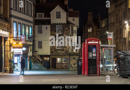 Edimburgo, Scozia, Regno Unito - 2 Novembre 2018: la vecchia casa di pietra del XVI secolo riformatore religioso John Knox è illuminata di notte su Edinburgh Royal Mile Foto Stock