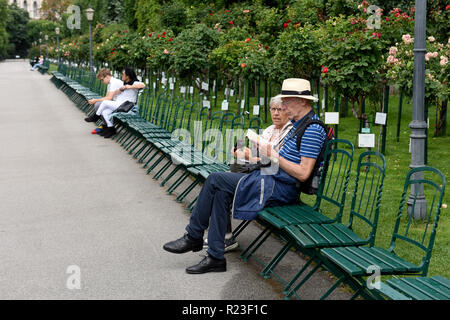 La gente seduta nel Volksgarten Vienna, Austria Foto Stock