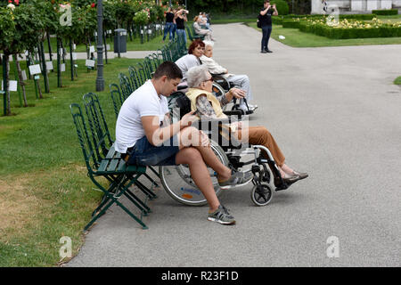 La gente seduta nel Volksgarten Vienna, Austria Foto Stock