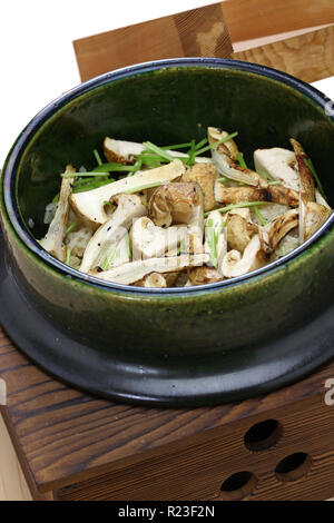 Matsutake gohan, riso cotto con testa a fungo matsutake, il cibo giapponese Foto Stock