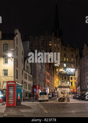 Edimburgo, Scozia, Regno Unito - 2 Novembre 2018: Tennement edifici si ergono sulla Collina del Castello al di sopra di West Bow street e il Grassmarket nella Cittã Vecchia di Edimburgo, a n Foto Stock