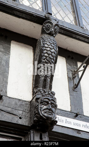 Primo piano di una scultura di civetta di legno sulla facciata del Old Ship Inn, un pub a Brighouse, West Yorkshire Foto Stock