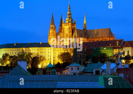 Benvenuti in Repubblica ceca - Praga - castello di Hradcany e st. nicolaus chiesa al crepuscolo Foto Stock