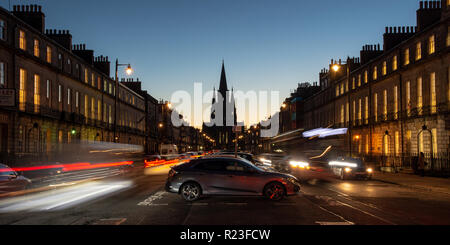 Edimburgo, Scozia, Regno Unito - 1 Novembre 2018: le guglie gotiche di St Mary Cattedrale vescovile si stagliano contro un tramonto alla fine di Melvi Foto Stock