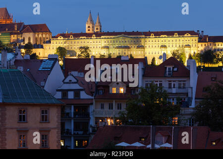 Benvenuti in Repubblica ceca - Praga - castello di Hradcany e st. nicolaus chiesa al crepuscolo Foto Stock