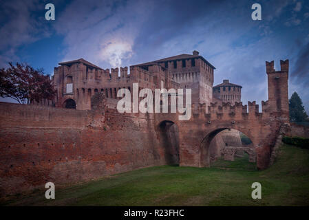 Antenna vista al tramonto del medievale castello di Soncino fatta di mattoni nella regione Lombardia in Italia con drammatica sky Foto Stock