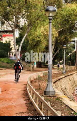 Elche, Alicante, Spagna - 16 novembre 2018.- giovani facendo sport accanto al fiume nel parco di Elche in autunno Foto Stock