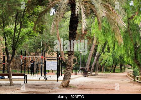 Elche, Alicante, Spagna - 16 novembre 2018.- giovani facendo sport accanto al fiume nel parco di Elche in autunno Foto Stock