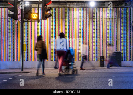 London, England, Regno Unito - 7 Ottobre 2018: pedoni cross Ladbroke Grove Road presso un pellicano che incrocia al di sotto della Hammersmith e City metropolitana di Londra Foto Stock