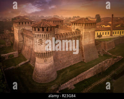 Antenna vista al tramonto del medievale castello di Soncino fatta di mattoni nella regione Lombardia in Italia con drammatica sky Foto Stock