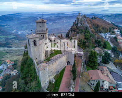 Vista aerea della repubblica di San Marino vicino a Rimini Italia, con castelli medievali e pareti Foto Stock