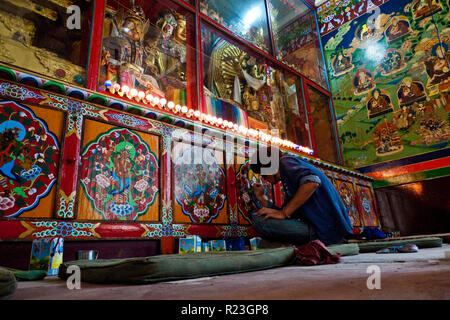 India, Himachal Pradesh, Manali, Gandhan Thekchokling Gompa, 08/09/2010: restauro in corso di un dipinto all'interno del Gandhan monastero buddista Thekc Foto Stock