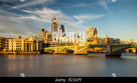 London, England, Regno Unito - 27 Settembre 2018: grattacieli e i blocchi degli uffici della città di Londra il quartiere finanziario sono illuminate dal caldo sole serale, inc Foto Stock