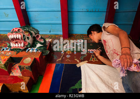 India, Himachal Pradesh, Manali, Gandhan Thekchokling Gompa, 08/09/2010: restauro in corso di un dipinto all'interno del Gandhan monastero buddista Thekc Foto Stock