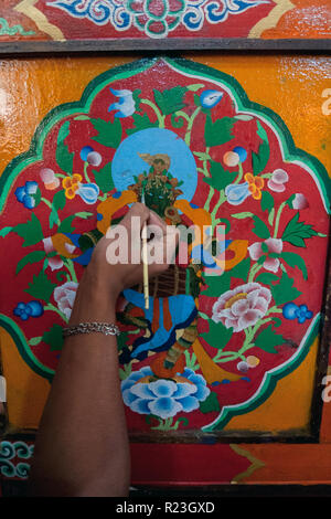 India, Himachal Pradesh, Manali, Gandhan Thekchokling Gompa, 08/09/2010: restauro in corso di un dipinto all'interno del Gandhan monastero buddista Thekc Foto Stock