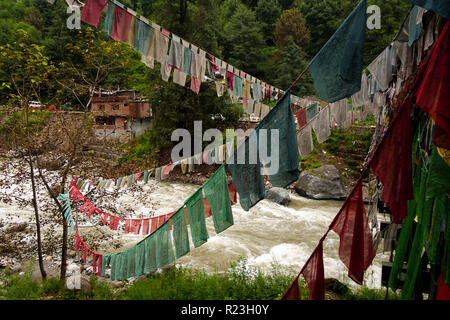 India, Himachal Pradesh, Manali, 08.11.2010: la preghiera dei buddisti bandiere sventolano sul fiume beas Foto Stock