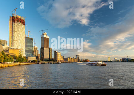 London, England, Regno Unito - 14 Settembre 2018: A Thames Clipper traghetto parte Canary Wharf pier sotto un cluster di nuovi grattacieli attualmente costruiti su Foto Stock