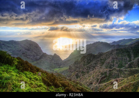 Tramonto nelle montagne a nord-ovest di Tenerife, Isole Canarie. Foto Stock
